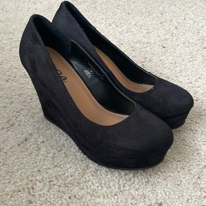 Soda close toed wedges black